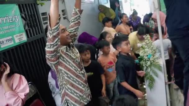 Bandung Indonezja Lutego 2024 Ekscytacja Procesją Saweran Tradycyjnym Wydarzeniu Weselnym — Wideo stockowe