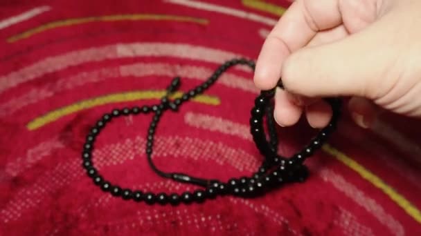 Primo Piano Dell Attività Dhikr Tappeto Preghiera Con Perline Preghiera — Video Stock