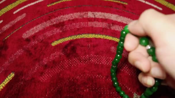 Dhikr Meditazione Spirituale Tappeto Preghiera Usando Perline Preghiera Pietra Verde — Video Stock