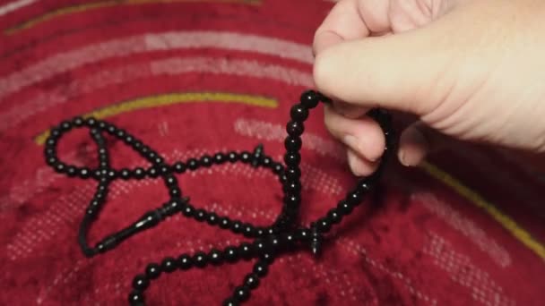 Primo Piano Dell Attività Dhikr Tappeto Preghiera Con Perline Preghiera — Video Stock