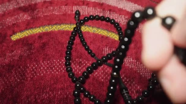 Zbliżenie Aktywności Dhikr Macie Modlitewnej Pomocą Czarnych Koralików Modlitewnych — Wideo stockowe