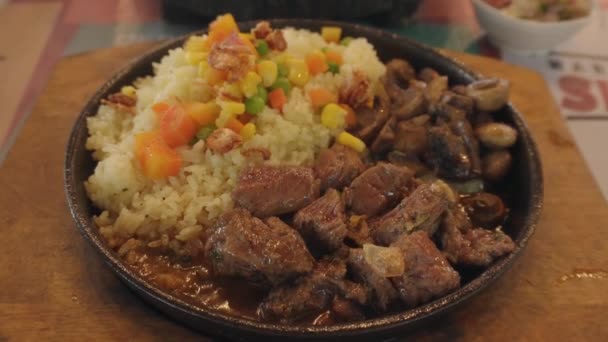 Ένα Βουτυρωμένο Πιάτο Ρυζιού Σερβίρεται Κομμάτια Μοσχαρίσιου Φιλέτου Ψαρονέφρι Λαχανικά — Αρχείο Βίντεο