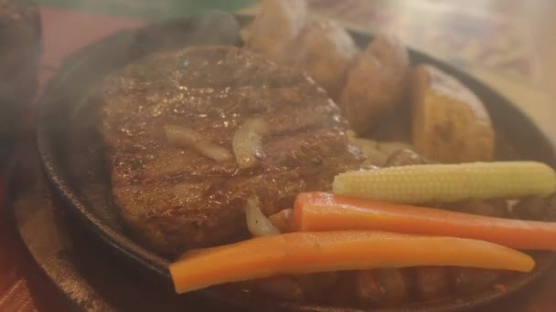Fumée Gonflante Provenant Plat Steak Filet Servi Avec Des Quartiers — Video