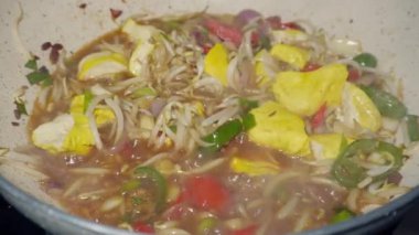 Soya fasulyesi filizi ve Tauco baharatlı tofu.