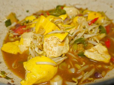 Soya fasulyesi filizi ve Tauco baharatlı tofu.