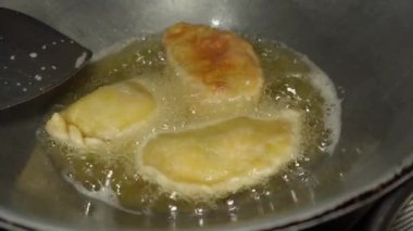 Pastel pastelleri kızartarak altın kahverengiye kadar pişirme işlemi