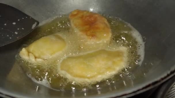 用油炸至金黄色的方法烹调面糊的过程 — 图库视频影像