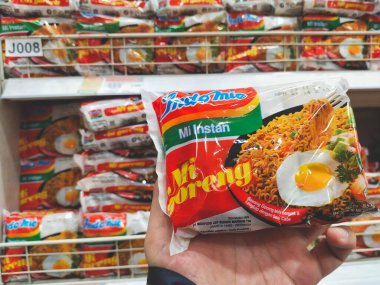 Bandung, Endonezya - 27 Mart 2024; Indomie Mie Goreng (kızarmış erişte) hazır şehriye