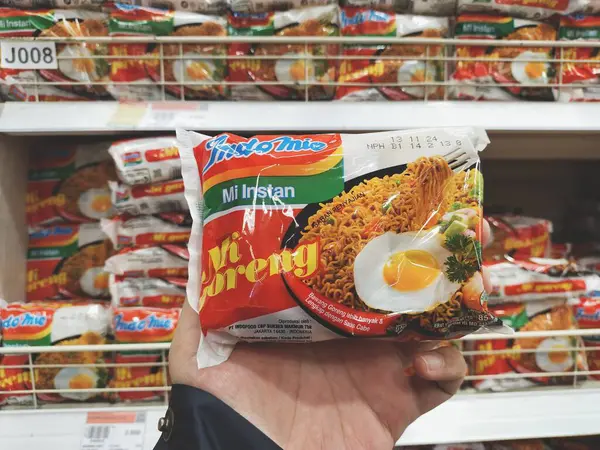 Bandung, Endonezya - 27 Mart 2024; Indomie Mie Goreng (kızarmış erişte) hazır şehriye