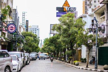 Bandung, Endonezya - 11 Ocak 2020; Braga Caddesi 'nin eski atmosferi ve yol kenarına park edilmiş binalar ve araçlar