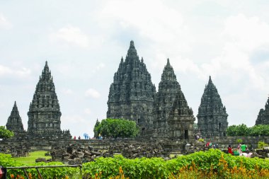 Prambanan Tapınağı kavurucu bir gün ışığında. Prambanan Tapınağı, Endonezya 'nın en büyük Hindu tapınağı ve Güneydoğu Asya' nın en büyük Hindu tapınaklarından biridir.