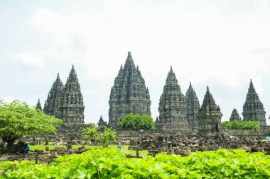 Prambanan Tapınağı kavurucu bir gün ışığında. Prambanan Tapınağı, Endonezya 'nın en büyük Hindu tapınağı ve Güneydoğu Asya' nın en büyük Hindu tapınaklarından biridir.