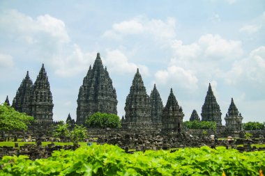 Prambanan Tapınağı kavurucu bir gün ışığında. Prambanan Tapınağı, Endonezya 'nın en büyük Hindu tapınağı ve Güneydoğu Asya' nın en büyük Hindu tapınaklarından biridir.