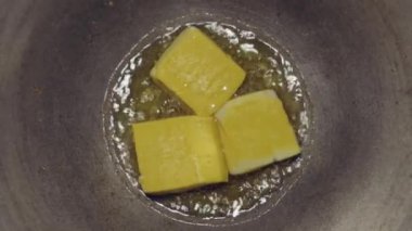 Tofuyu kızartarak soya peyniri pişirme işlemi neredeyse altın sarısı olana kadar sürer.