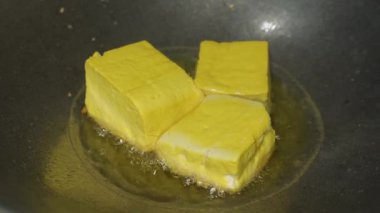 Tofuyu kızartarak soya peyniri pişirme işlemi neredeyse altın sarısı olana kadar sürer.