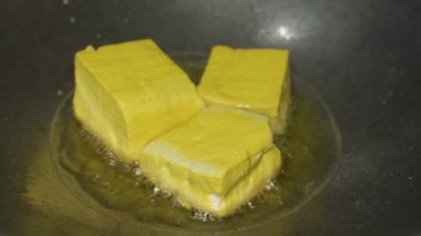 Tofuyu kızartarak soya peyniri pişirme işlemi neredeyse altın sarısı olana kadar sürer.