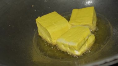 Tofuyu kızartarak soya peyniri pişirme işlemi neredeyse altın sarısı olana kadar sürer.
