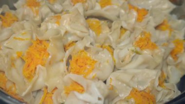 İnce dilimlenmiş havuçla doldurulmuş balık köfteleri, birkaç dakika buharla pişirildikten sonra.