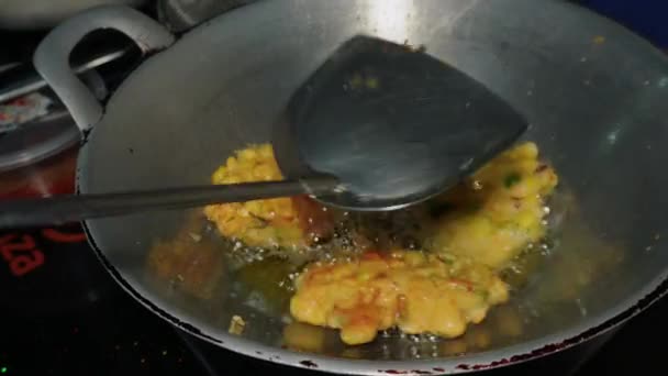 油炸玉米饼到金黄色的过程 — 图库视频影像