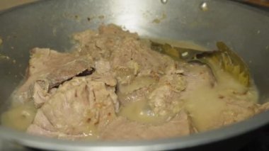 Etleri yumuşatmak ve lezzetleri emmek için eti et suyuna batırma süreci.