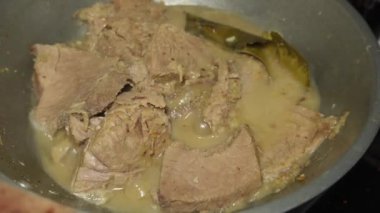 Etleri yumuşatmak ve lezzetleri emmek için eti et suyuna batırma süreci.