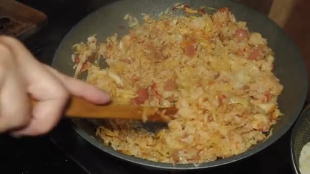 Processus Cuisson Riz Frit Épicé Garni Tranches Saucisse Chou Haché — Video