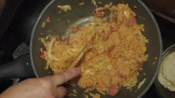 Processo Cozinhar Arroz Frito Picante Coberto Com Salsicha Fatiada Repolho — Vídeo de Stock