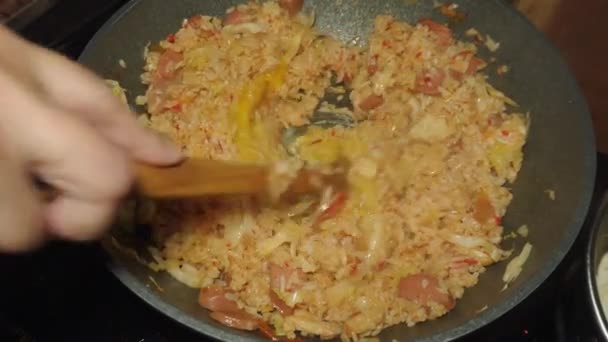 スライスしたソーセージとチョップキャベツ 自家製のレシピでトッピングスパイシーな揚げ米のプロセス — ストック動画