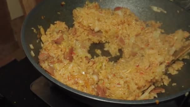 Process Cooking Spicy Fried Rice Topped Sliced Sausage Chopped Cabbage — Stock Video
