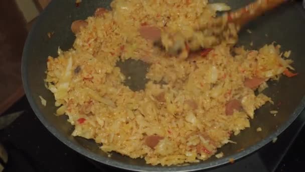 Folyamat Főzés Fűszeres Sült Rizs Tetején Szeletelt Kolbász Apróra Vágott — Stock videók