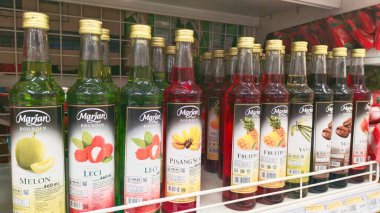 Bandung, Endonezya - 3 Nisan 2024; bir sıra şişelenmiş Marjan şurubu çeşnili ürünler bir rafta sergilenmektedir