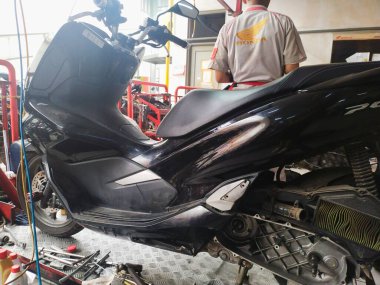 Bandung, Endonezya - 3 Nisan 2024 Honda motorsiklet tamirhanesinde tamir edilen bir motosiklet