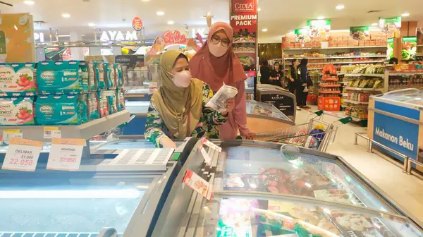 バンドン インドネシア 4月3日2024 ヒジャブを着用している2人の顧客はスーパーマーケットで冷凍食品を買い物しています — ストック写真