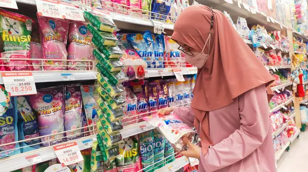 インドネシアのバンドン 2024年4月3日 ヒジャブを着たムスリム女性がスーパーマーケットでランドリー製品を買う — ストック写真