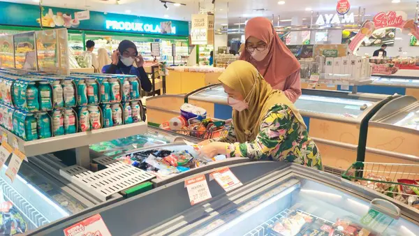 バンドン インドネシア 4月3日2024 ヒジャブを着用している2人の顧客はスーパーマーケットで冷凍食品を買い物しています — ストック写真