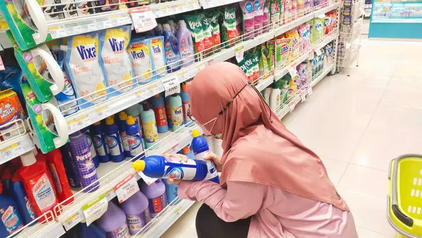 バンドン インドネシア 4月3日2024 ヒジャーブを着用しているムスリム女性は スーパーマーケットでバスルームクリーニング製品を選択する買い物です — ストック写真