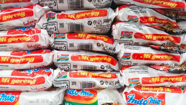 バンドン インドネシア 4月3日2024 インドミミミゴレン 揚げ麺 のインスタント麺のパッケージは 食料品店やスーパーマーケットの棚に配置されています — ストック写真