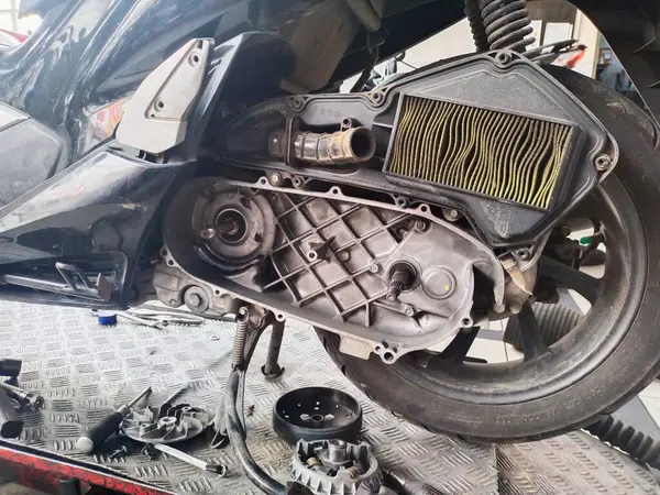 インドネシアのバンドン 4月3日2024 オートバイの連続変動 Cvt 部分は 公式のバイク修理工場で修理するために解体されています — ストック写真