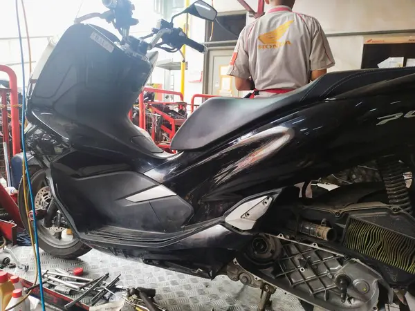 インドネシア バンドン 4月3日 2024 認定されたホンダのオートバイ修理工場で修理されているオートバイ — ストック写真