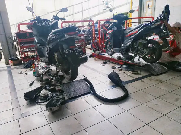 バンドン インドネシア 4月3日 2024 認定されたホンダのオートバイ修理工場で修理中の2台のオートバイ — ストック写真