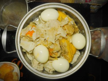 Hamur köftesi, haşlanmış yumurta, kızarmış tofu ve buharlı beyaz tofudan oluşan ev yapımı 