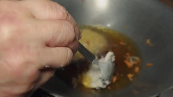 Genellikle Tempeh Mendoan Olarak Adlandırılan Kaplı Kızarmış Tempeh Pişirme Işlemi — Stok video