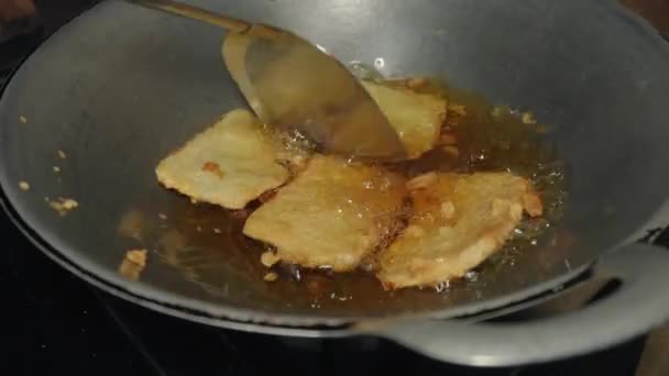 Proceso Cocción Tempeh Frito Cubierto Harina Generalmente Llamado Tempeh Mendoan — Vídeos de Stock