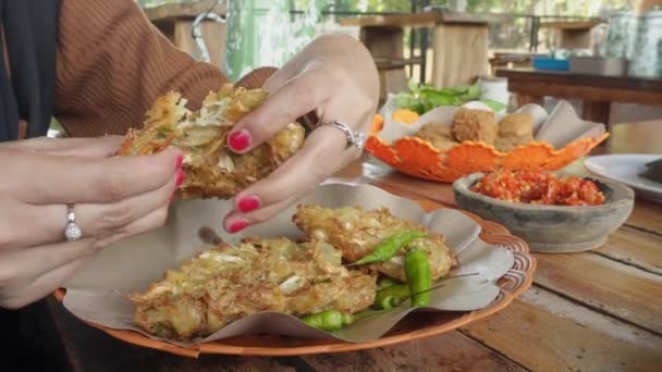 레스토랑에서 간식을 있습니다 Bala Bala는 당근과 양배추와 종류의 야채가있는 밀가루 — 비디오