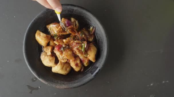 印度尼西亚西里邦市的一部分食品 太湖土拨鼠 用辣椒酱 青葱和糖炒成的豆腐 — 图库视频影像