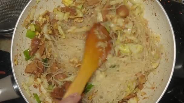 Δει Από Ψηλά Διαδικασία Του Μαγειρέματος Ένα Πιάτο Σπιτικά Τηγανητά — Αρχείο Βίντεο