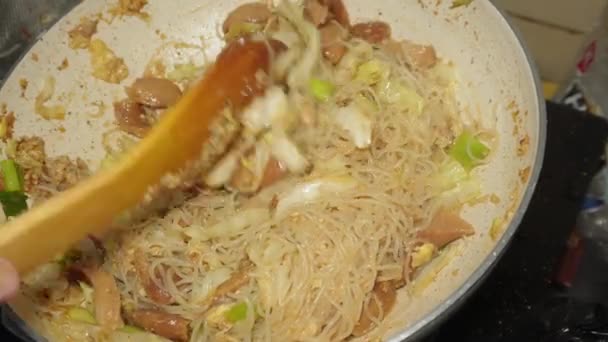 从上面的烹调过程中 我们可以看到一道自制的 用腊肠和卷心菜片装饰的意大利面 — 图库视频影像