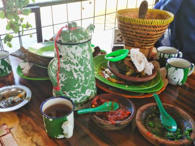 Tipik bir Sundan restoranında yemek yedikten sonra büyük ve küçük tabak yığınları.