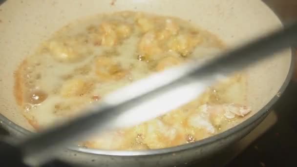 Proceso Cocción Harina Camarones Fritos Por Freír Aceite Hasta Que — Vídeos de Stock