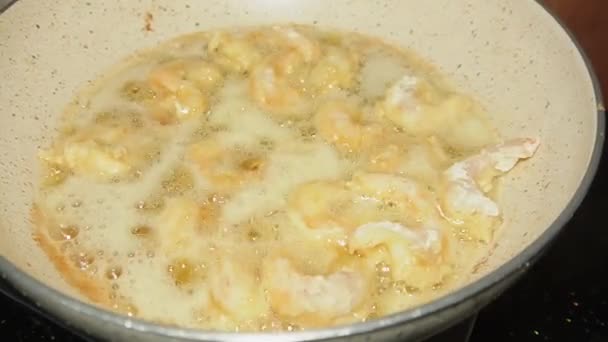 Proceso Cocción Harina Camarones Fritos Por Freír Aceite Hasta Que — Vídeo de stock